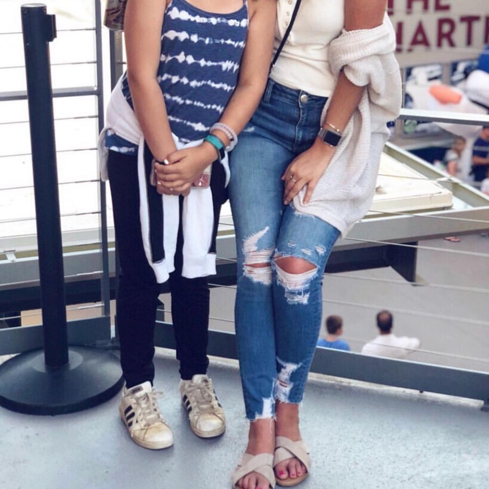 American Eagle hi-rise distressed jegging